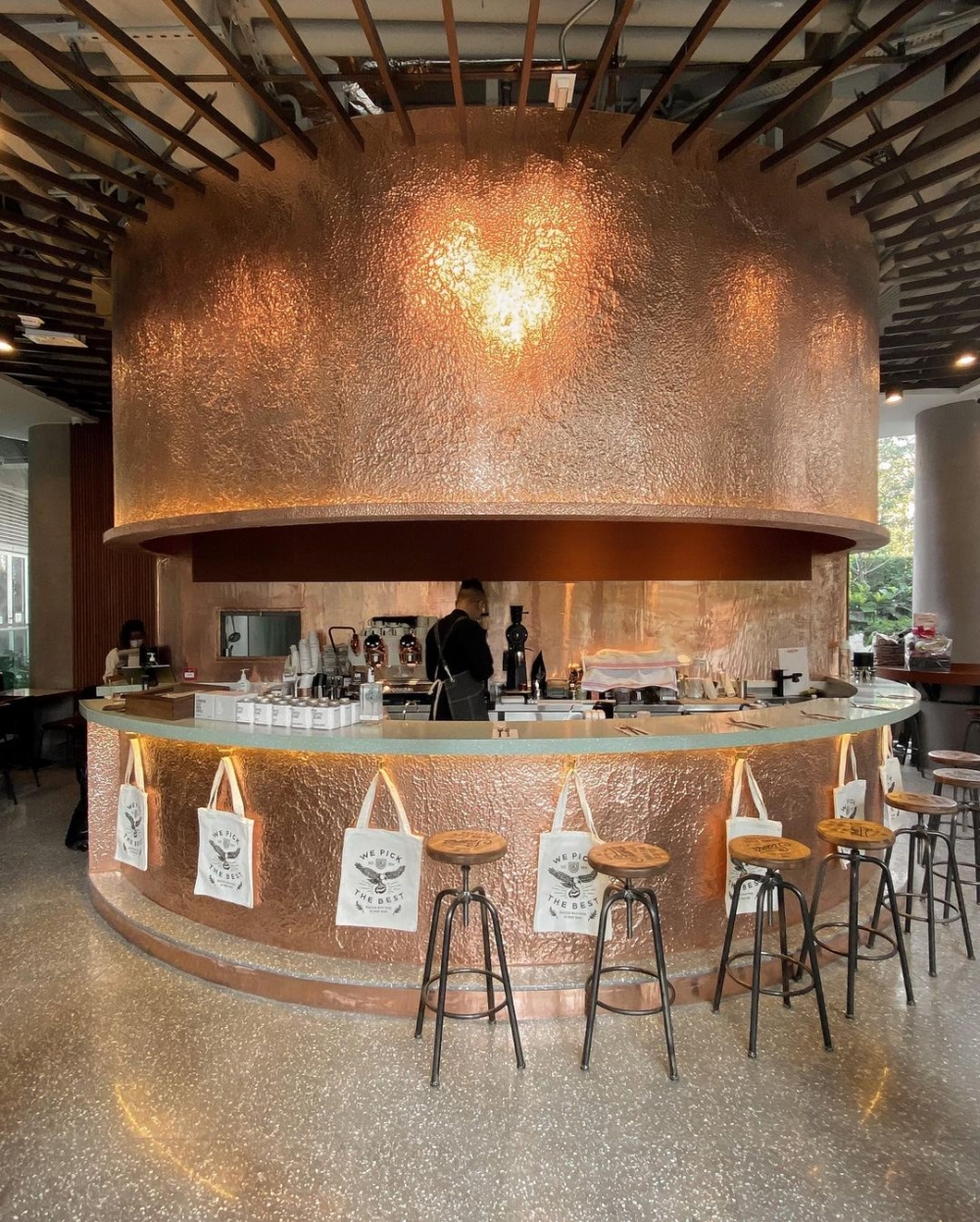 店內有著摩登的裝潢，十分特別。