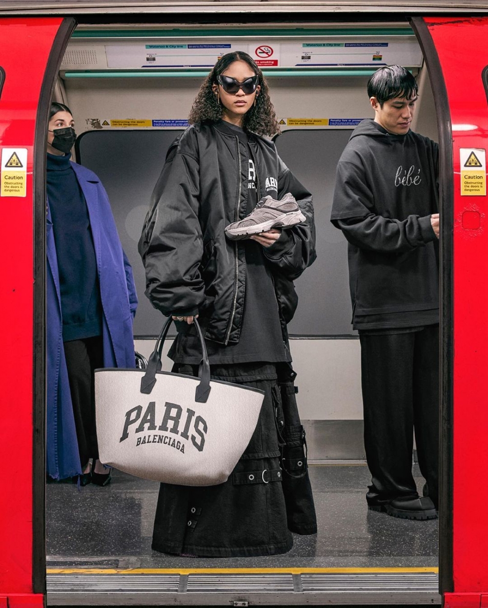 BALENCIAGA發布最新城市膠囊系列,以全球標誌性的城市英文名稱融入造型中。