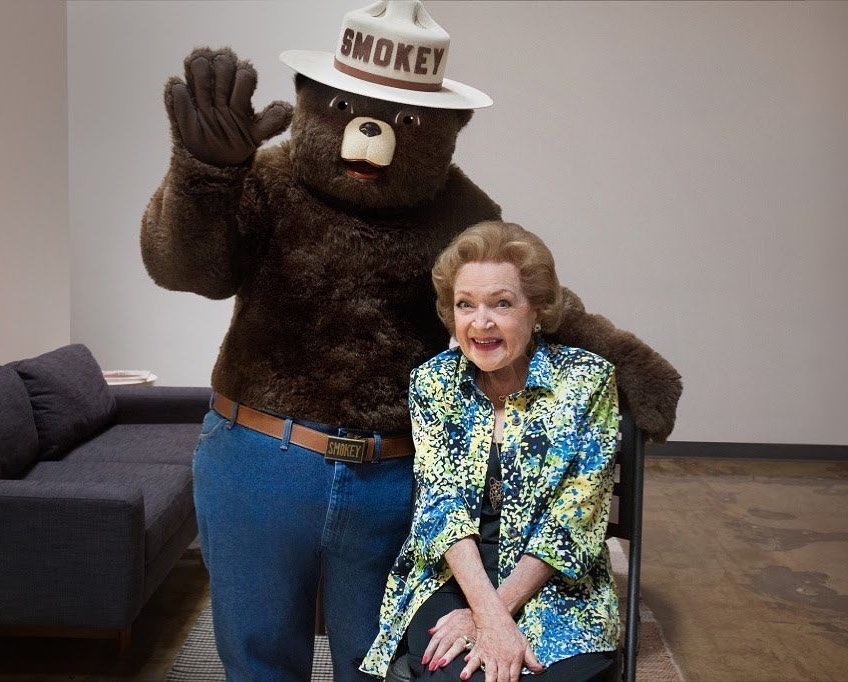 Betty White坦言大多數在透過閱讀和看電視等活動來充實自己的退休生活。