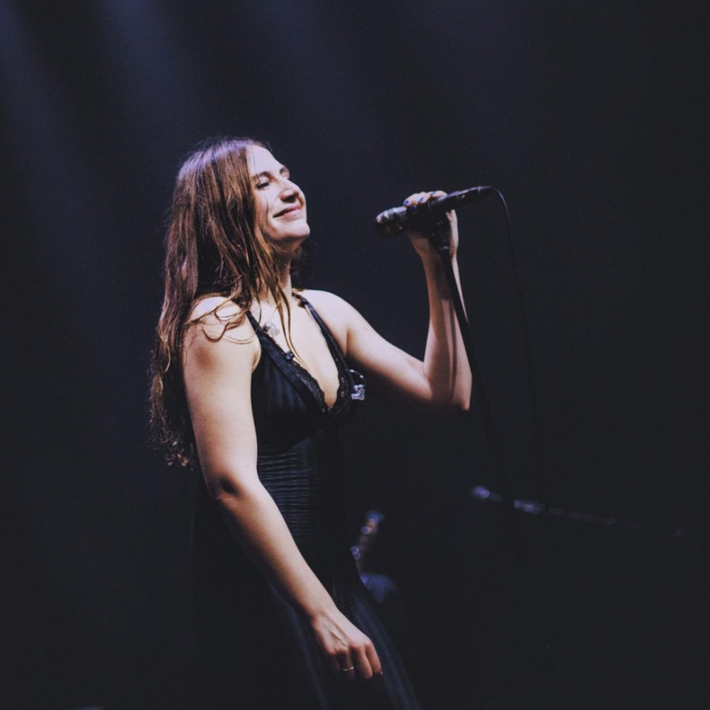 她非常熱愛歌手的職業,陶醉在其中。