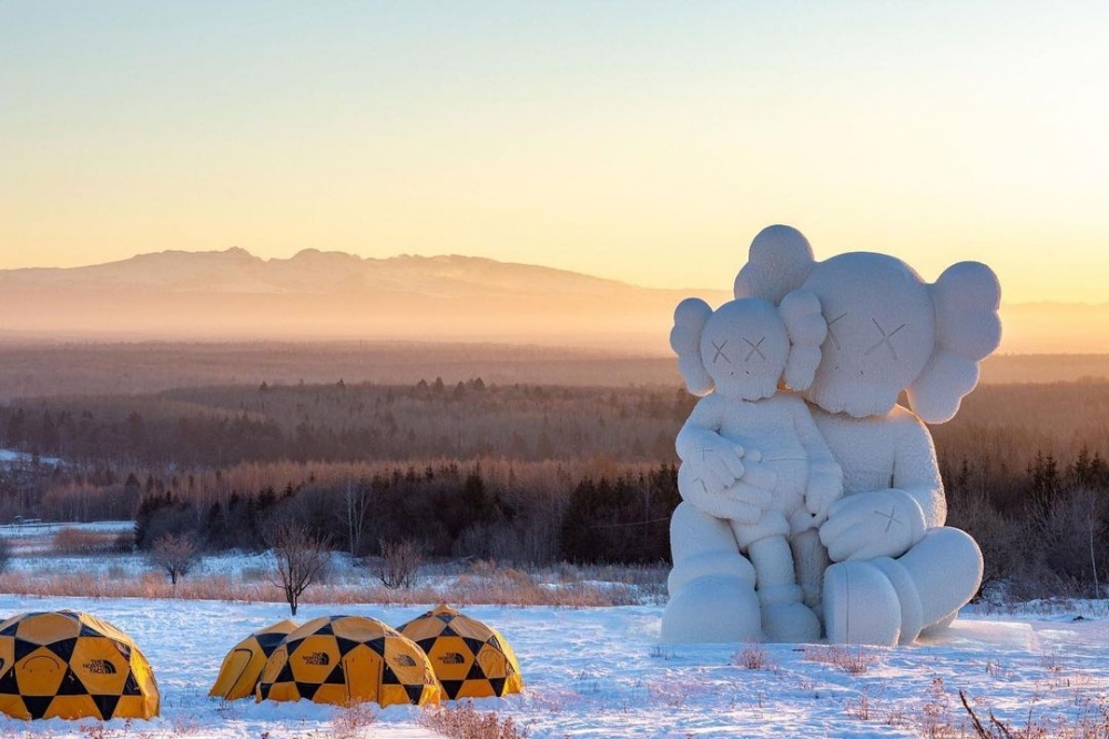 《KAWS:HOLIDAY》最新一站登上⻑⽩⼭旁舉行,在飽覽美景之下,Companion巨型雪雕極富壯觀。
