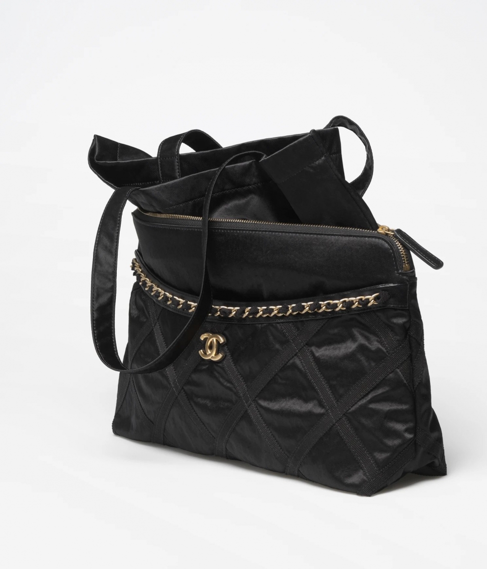 CHANEL Large Pouch With Foldable Tote Bag賦予能輕易折疊的設計。
