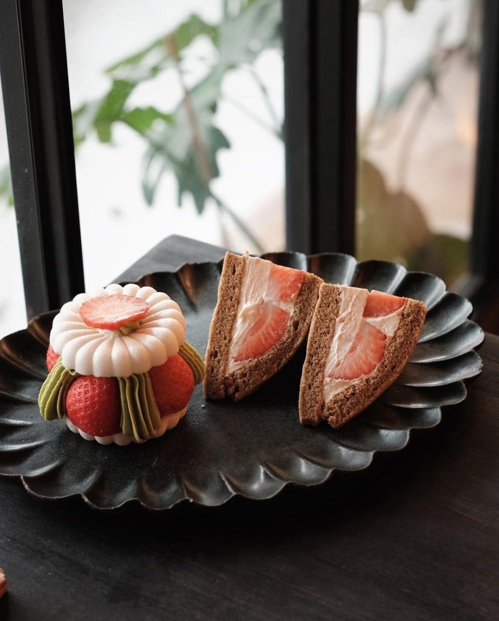 紅心芭樂慕斯草莓三明治和馬告草莓慕斯塔,看起來實在療癒。