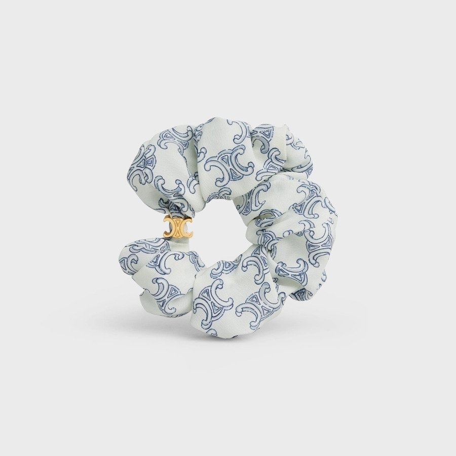 CELINE Scrunchy Triomphe Toile De Jouy Bracelet純白配色注入海軍藍的凱旋門標誌。