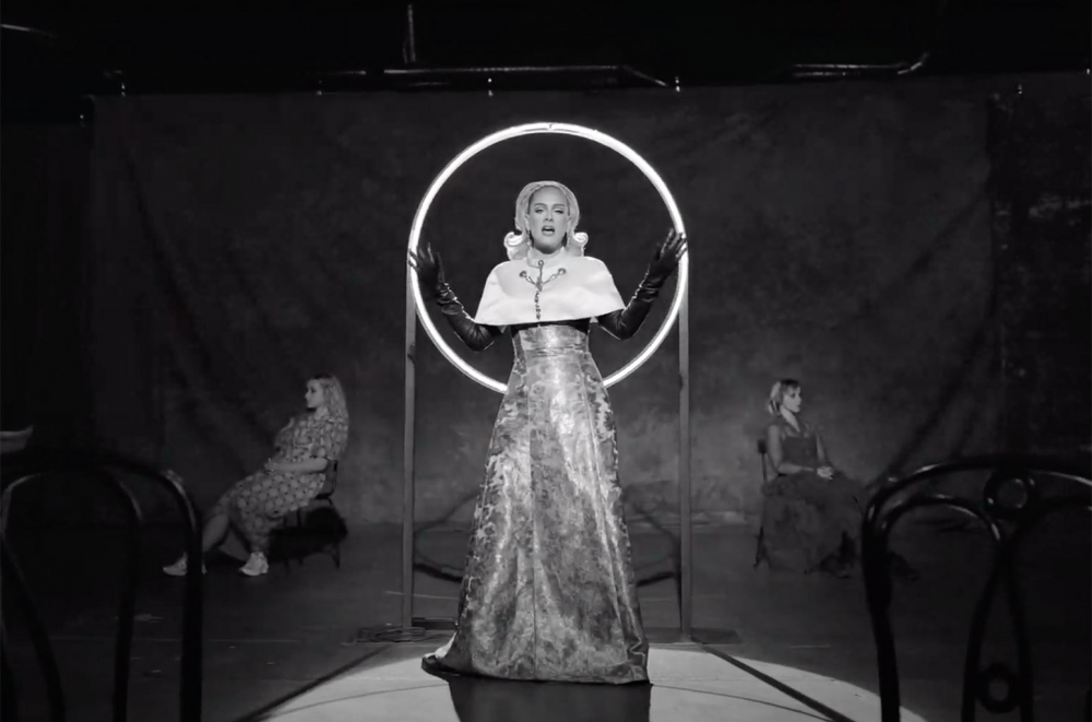 這次Adele《Oh My God》的MV讓人再次感受到歌曲的張力。