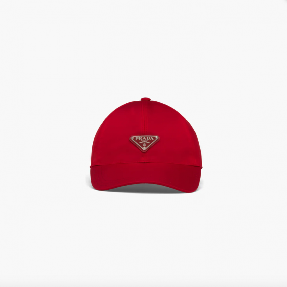 有著經典的品牌倒三角形Logo搭配紅色,整理更加亮眼。