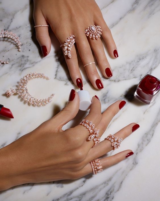為10指添上鮮紅的色調，高貴華麗又「應節」。