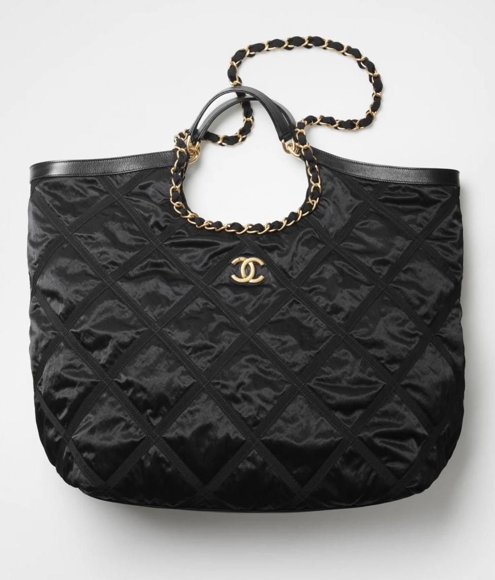 CHANEL Maxi Shopping Bag喚起女性的優雅象徵。