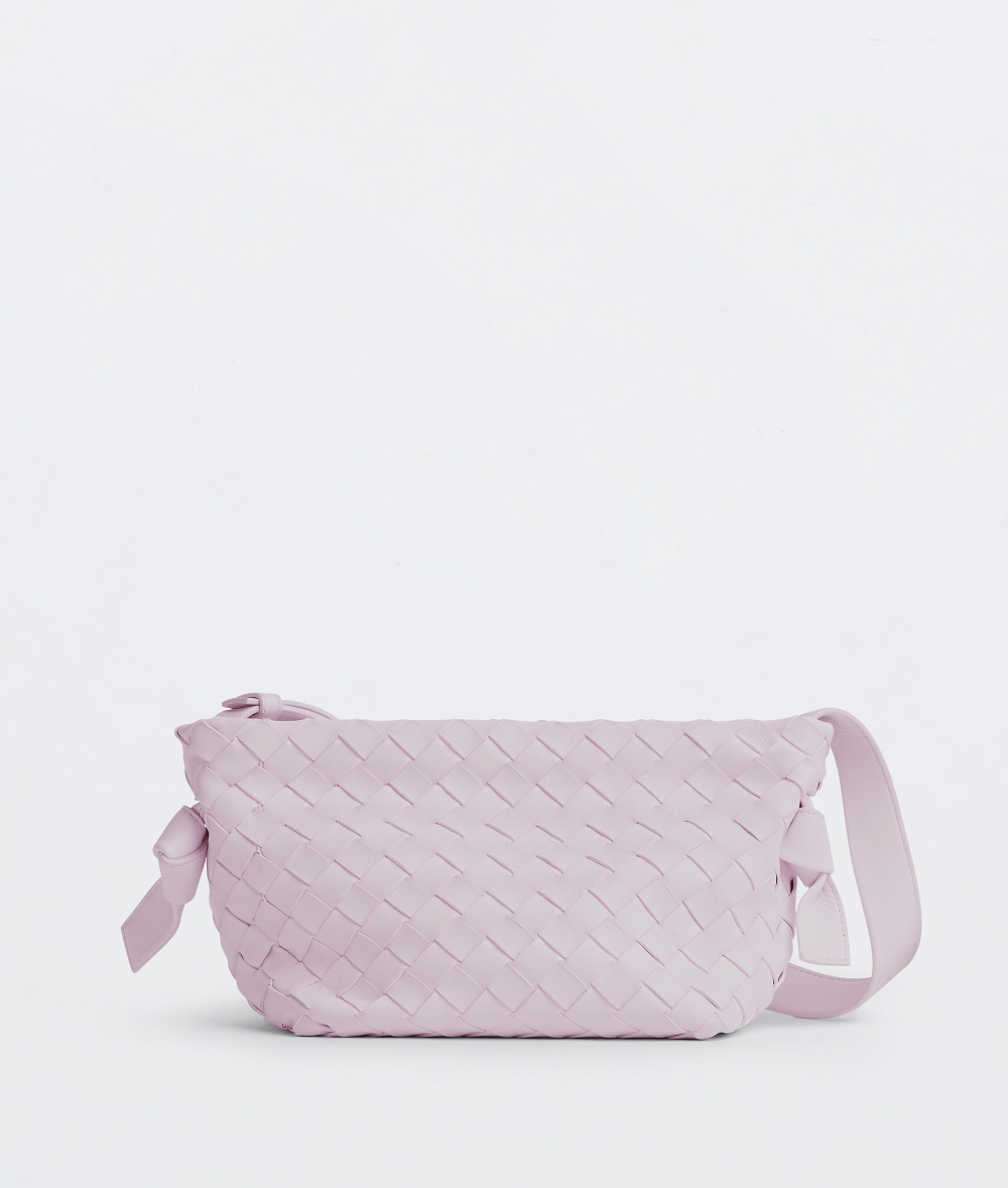 Tie Bag採用柔軟的皮革製成，以標誌性的編織工藝打造。