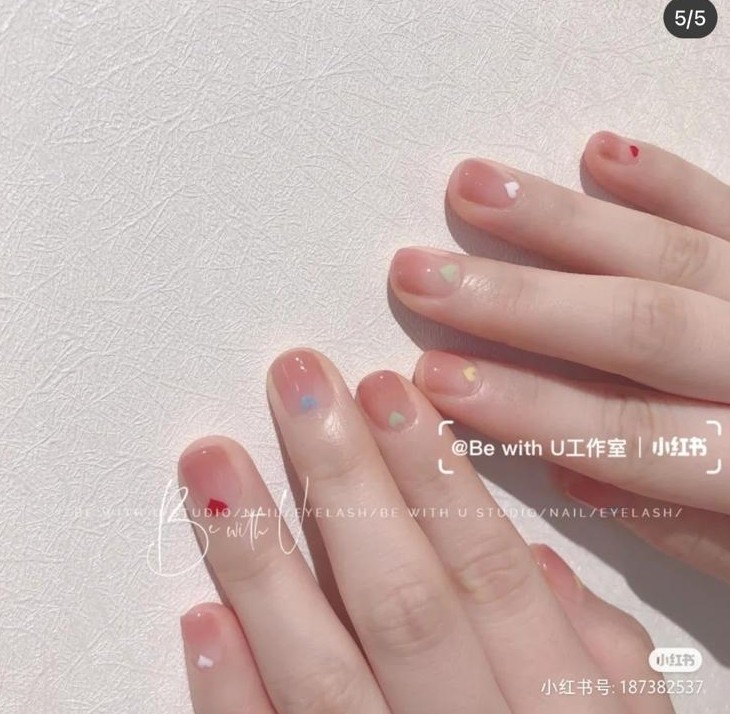 換上彩色小心型，不浮誇之餘又有趣味。