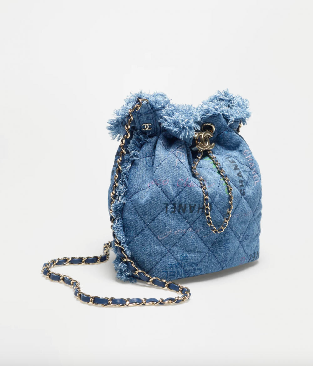 有著圓滾滾袋身，這款水桶包相當搶眼。