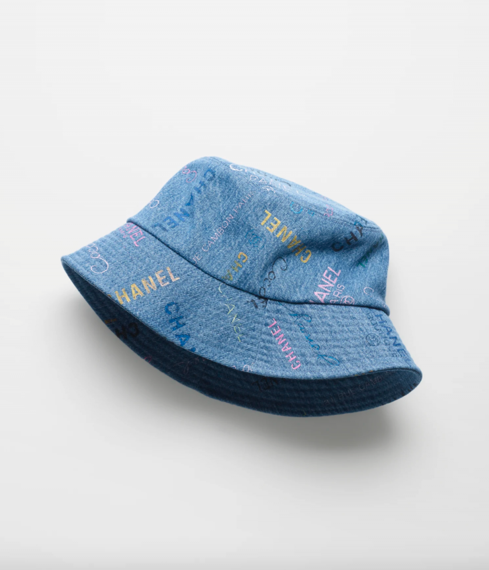這款藍色的丹寧漁夫帽也成為許多人的購入目標。
