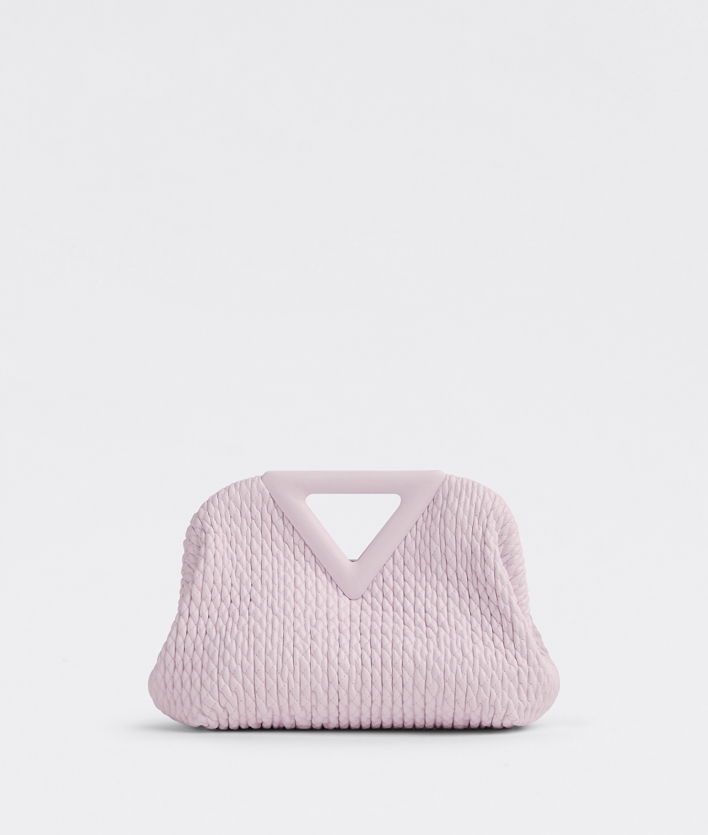 極具辨識度的Point Bag，以菱形絎縫皮革取代以往的鉤針羅紋材質。