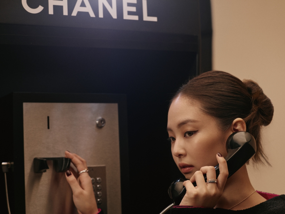 Jennie散發少女氣息又不失個性的風格,為CHANEL演繹出甜美迷人的風格。