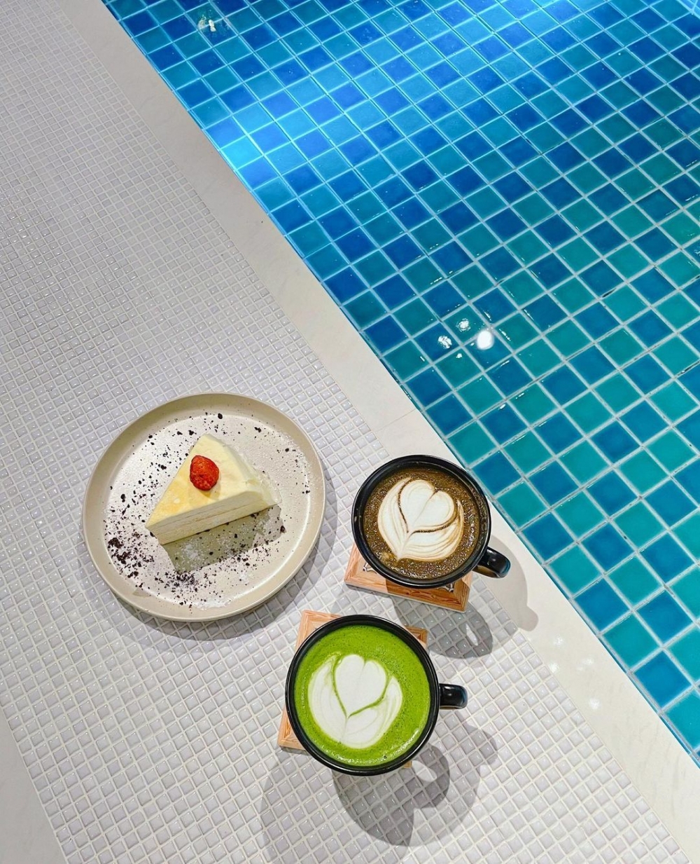 在泳池旁恣意享受著美食,感受空間蘊含歷史的美好。