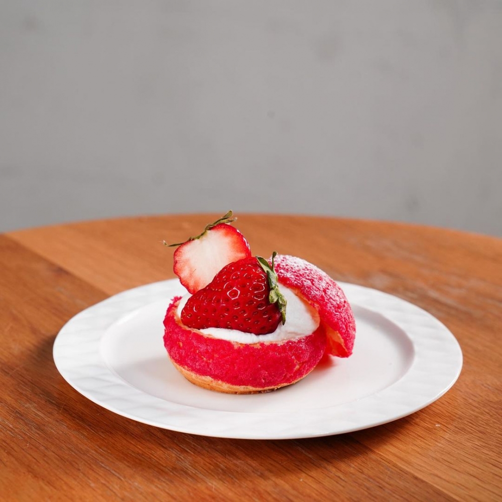 不僅能外帶在家享用,品嚐多款精緻的士多啤蛋糕。