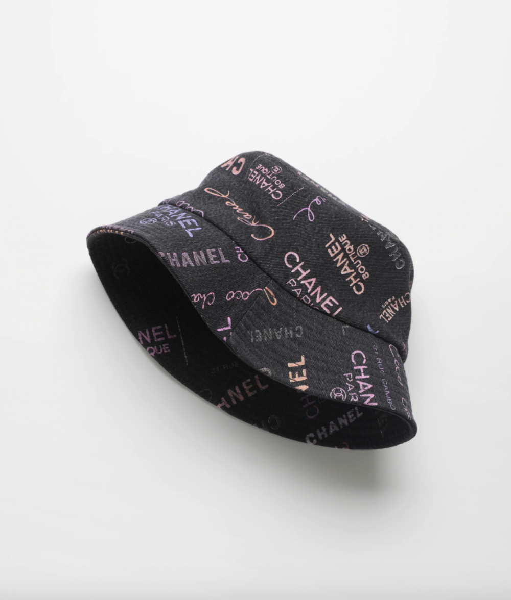 換上了黑色丹寧的色調，讓它別具特色。