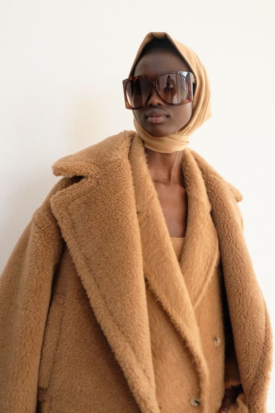 Max Mara 2021秋季系列中打造焦糖色羊駝毛大衣,溫暖的色調讓人一見鐘情。