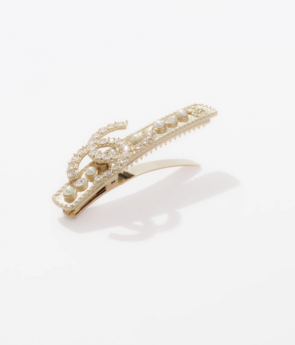 CHANEL Hair Clip點綴上白珍珠與水晶貴氣又高雅。