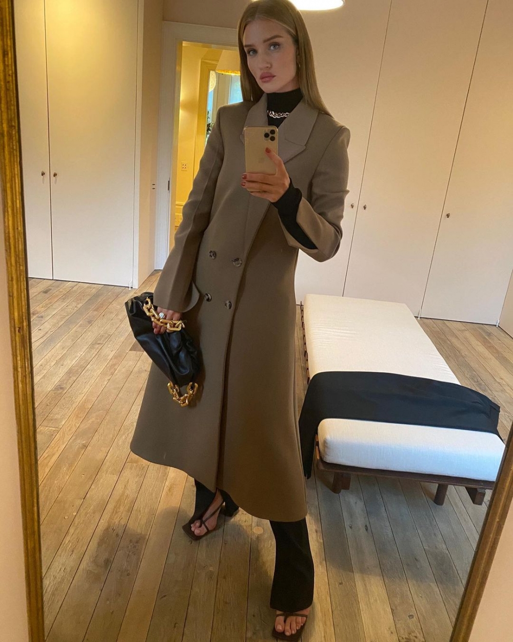 英國超模Rosie Huntington-Whiteley總是選擇駝色大衣在她的私下日常穿搭中,戴上金屬粗項鏈把幹練穿搭昇華。