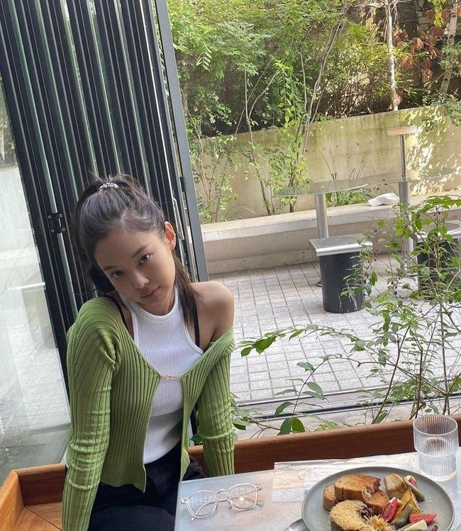 Jennie穿上Jacquemus綠色針織外套配搭小背心,散發清新又青春的迷人活力。
