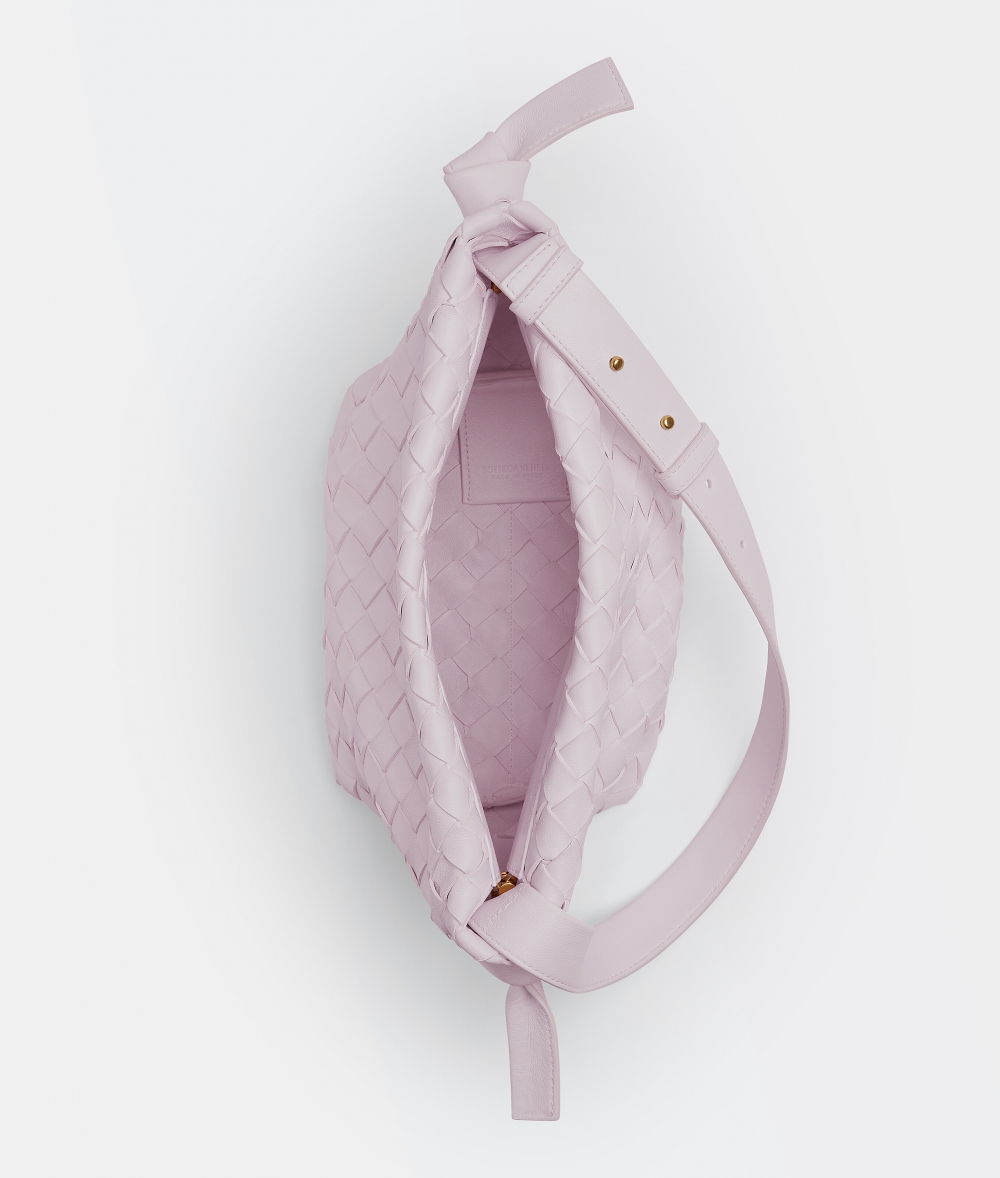 略有90年代的復古輪廓，加上容量的大小恰到好賦予了耐用性。