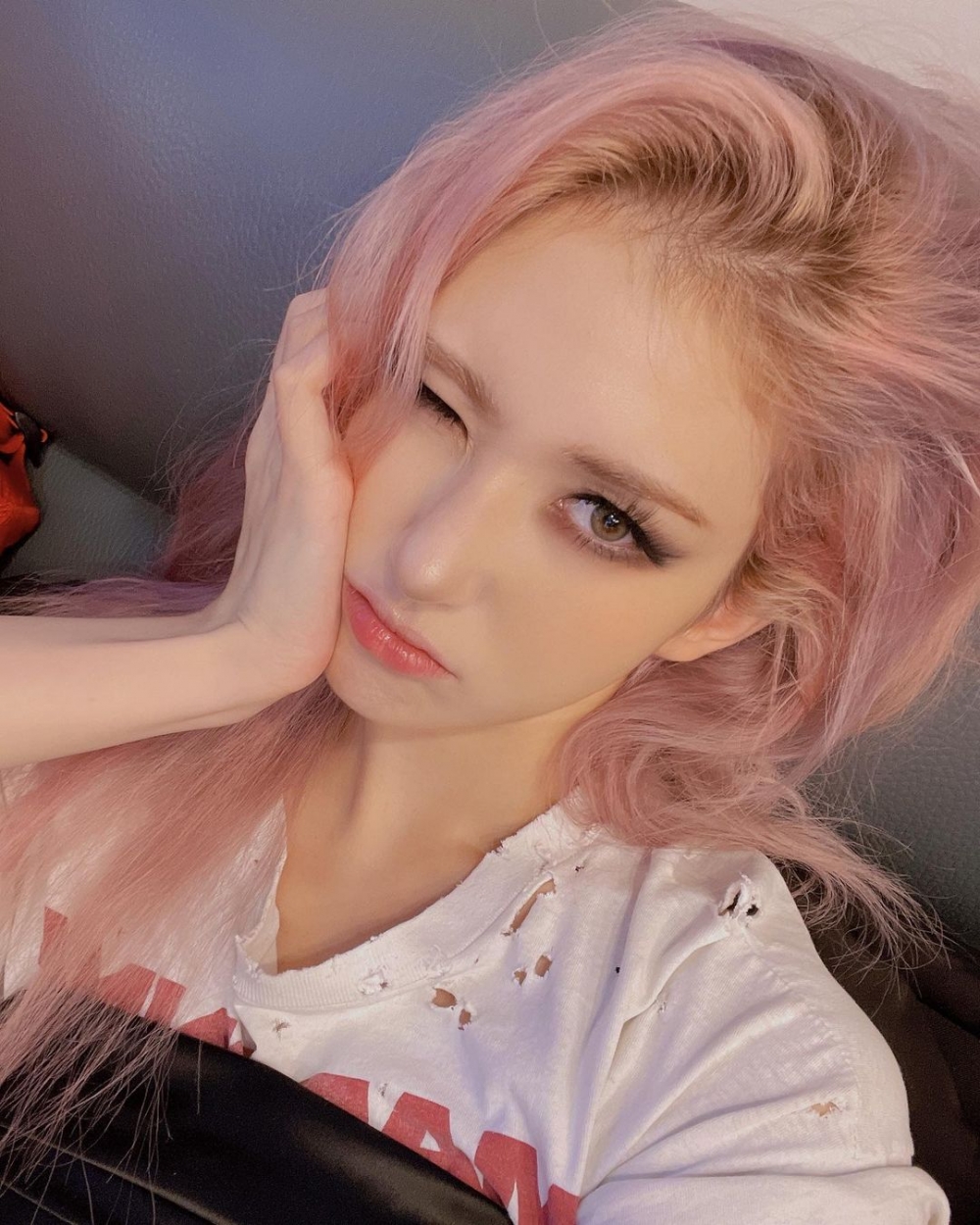 混血人氣女偶像SOMI換上這款仙氣十足的髮色,令造型頓時變得更亮眼。