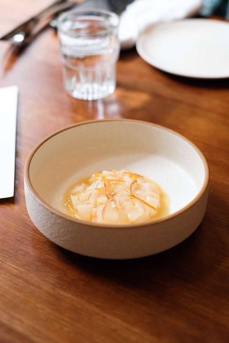 Scallop Crudo,採用鹽漬檸檬和生薑調味的彈嫩又豐滿的扇貝。