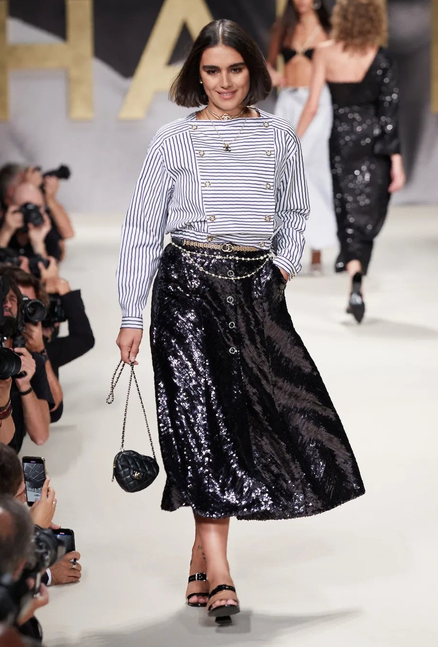 背帶則是以一慣的皮革交織金屬鏈條的設計。