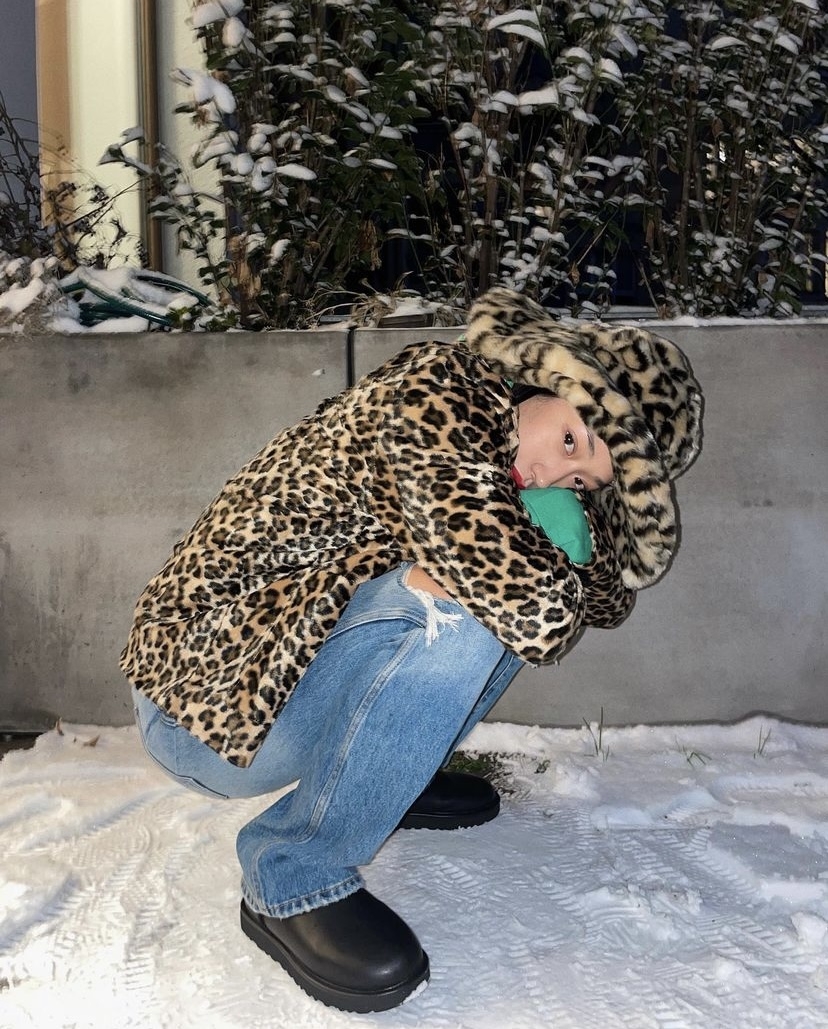 隨性休閒的造型，選擇一頂濃郁豹紋圖案的毛帽完成一套造型。