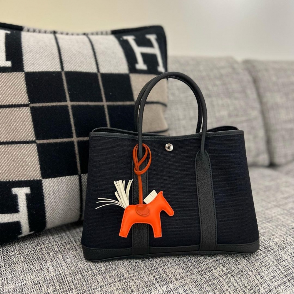 這是一款愛馬仕的入門手袋款式。