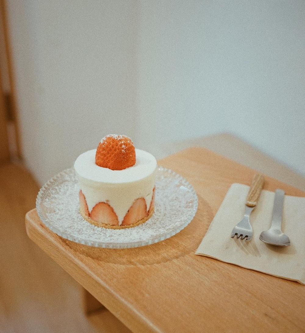 隱藏在黃竹街的甜點秘境十常八九,士多啤梨奶油慕絲蛋糕值得嚐試。