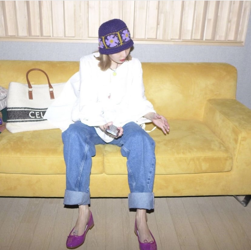 不顯得太過分的造型花朵毛帽讓整體的穿搭風格呈現出不一樣的氣場。