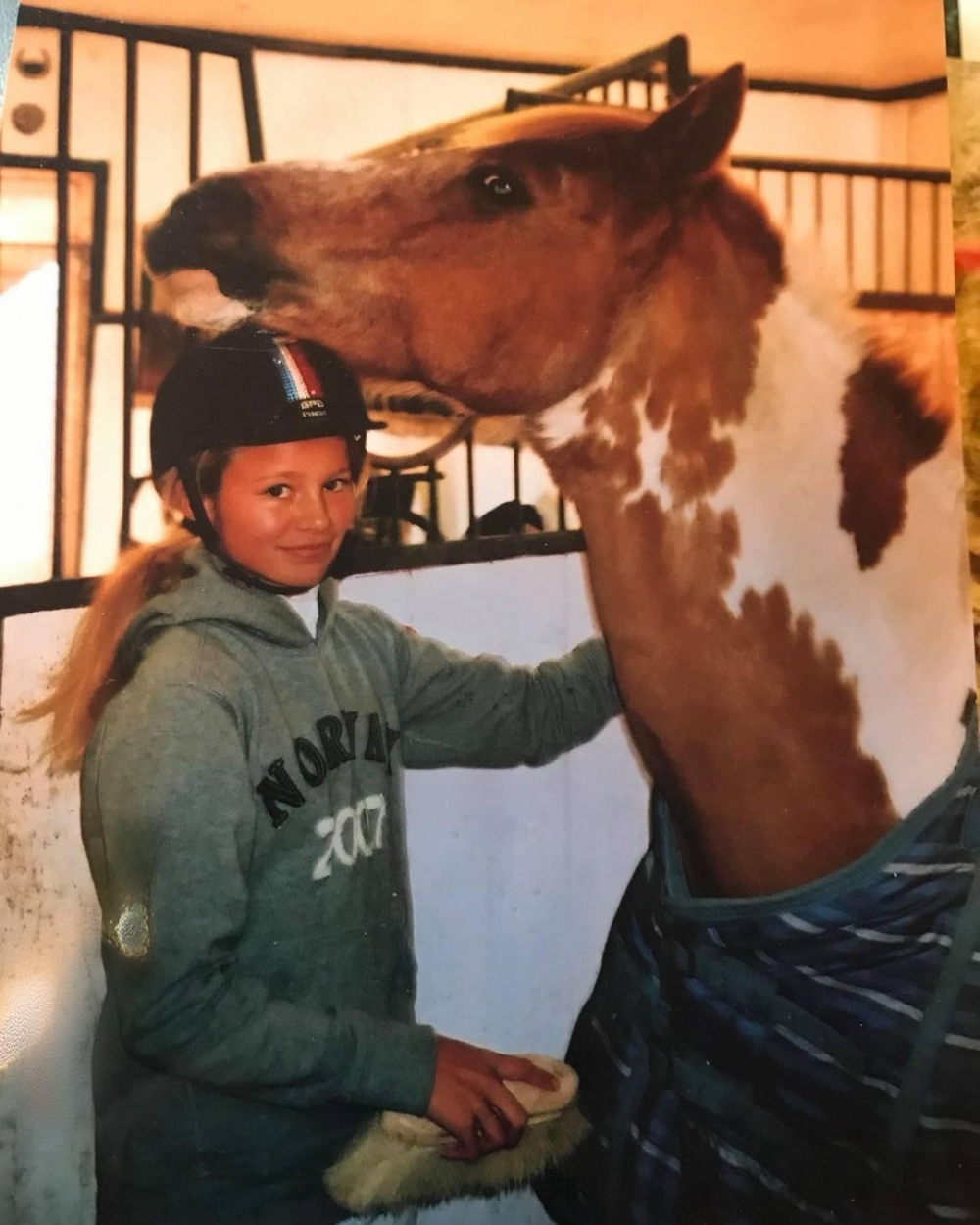 從小她就特別熱愛馬術運動。。