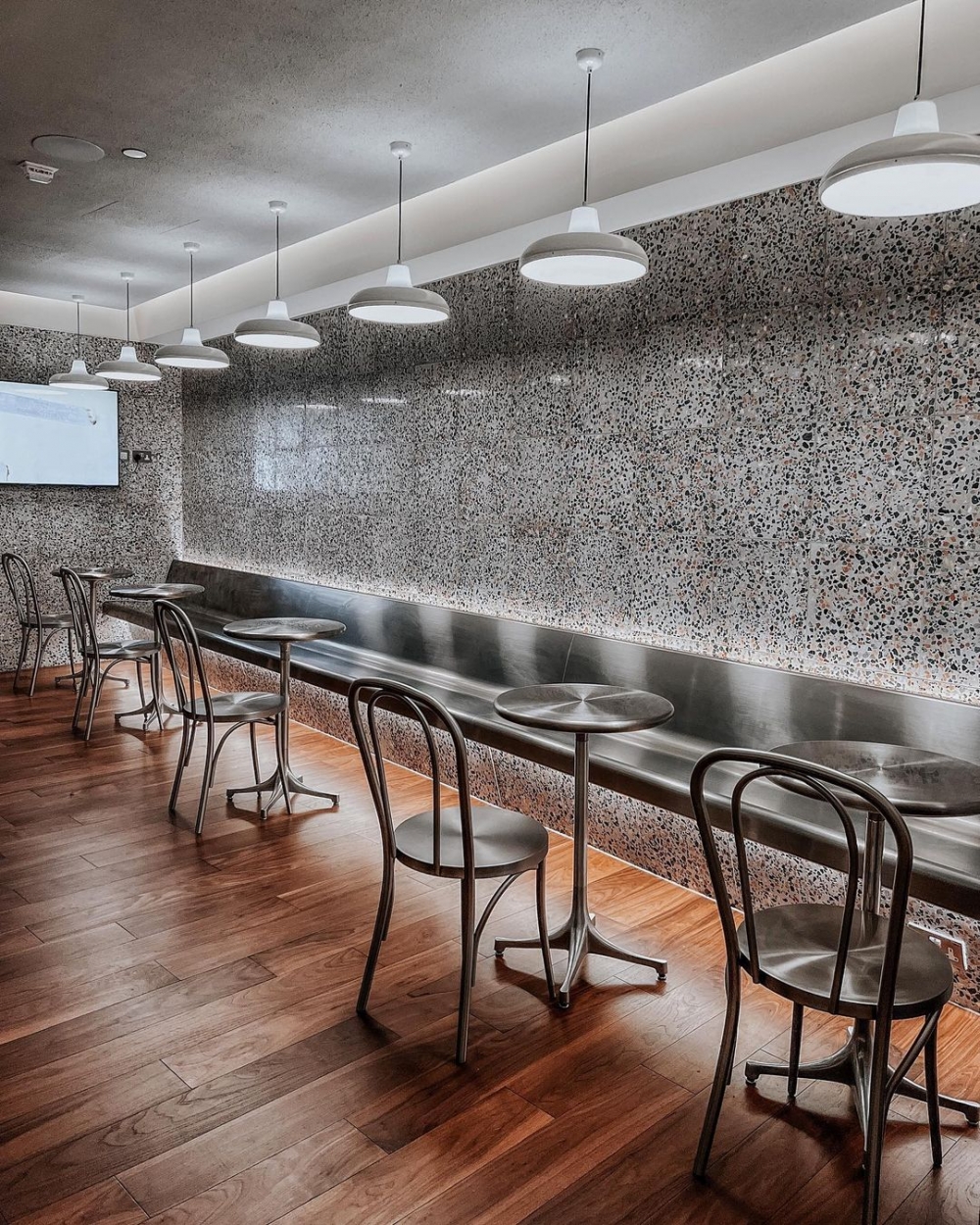 店內簡約的摩登設計空間，時髦的氛圍能讓你們好好享受約會時光。