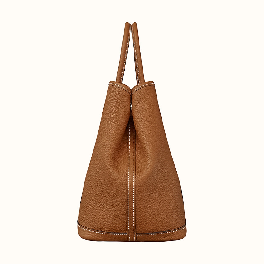 以設計修飾了手袋的俐落角度，讓它更加溫柔。