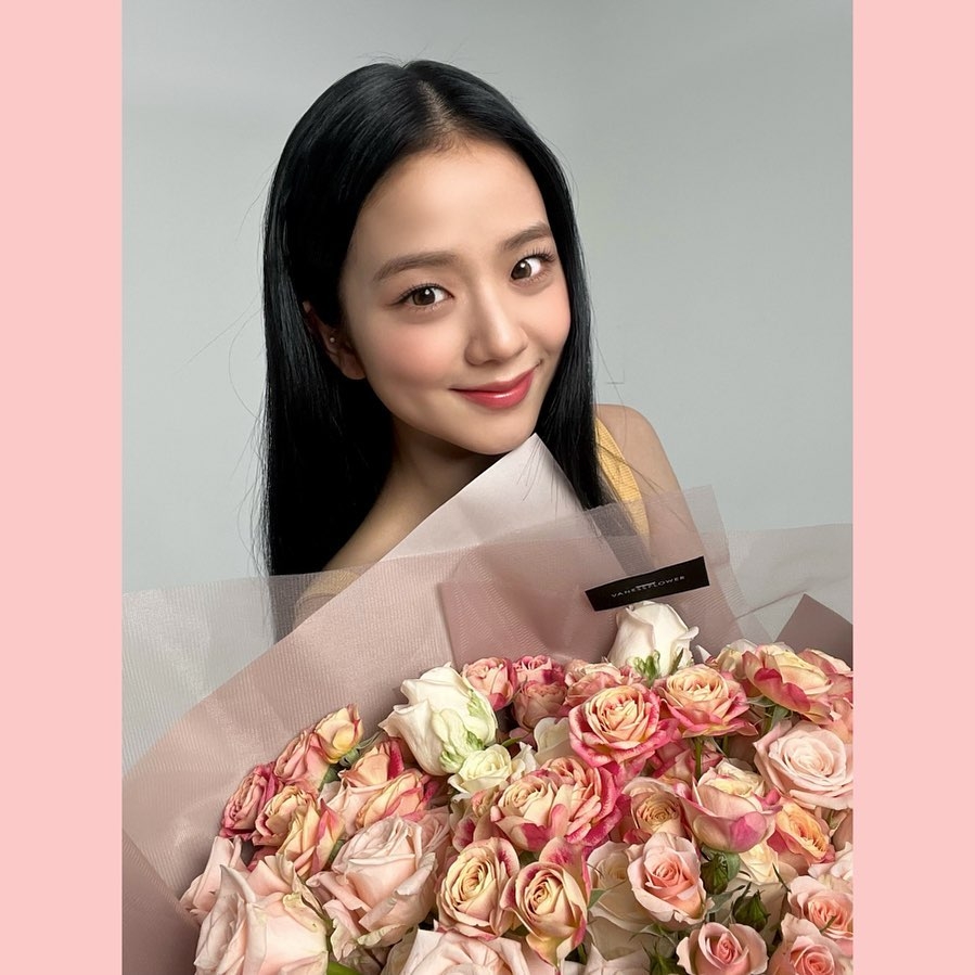 不少女生都在模仿BLACKPINK Jisoo的太陽花眼睫毛。