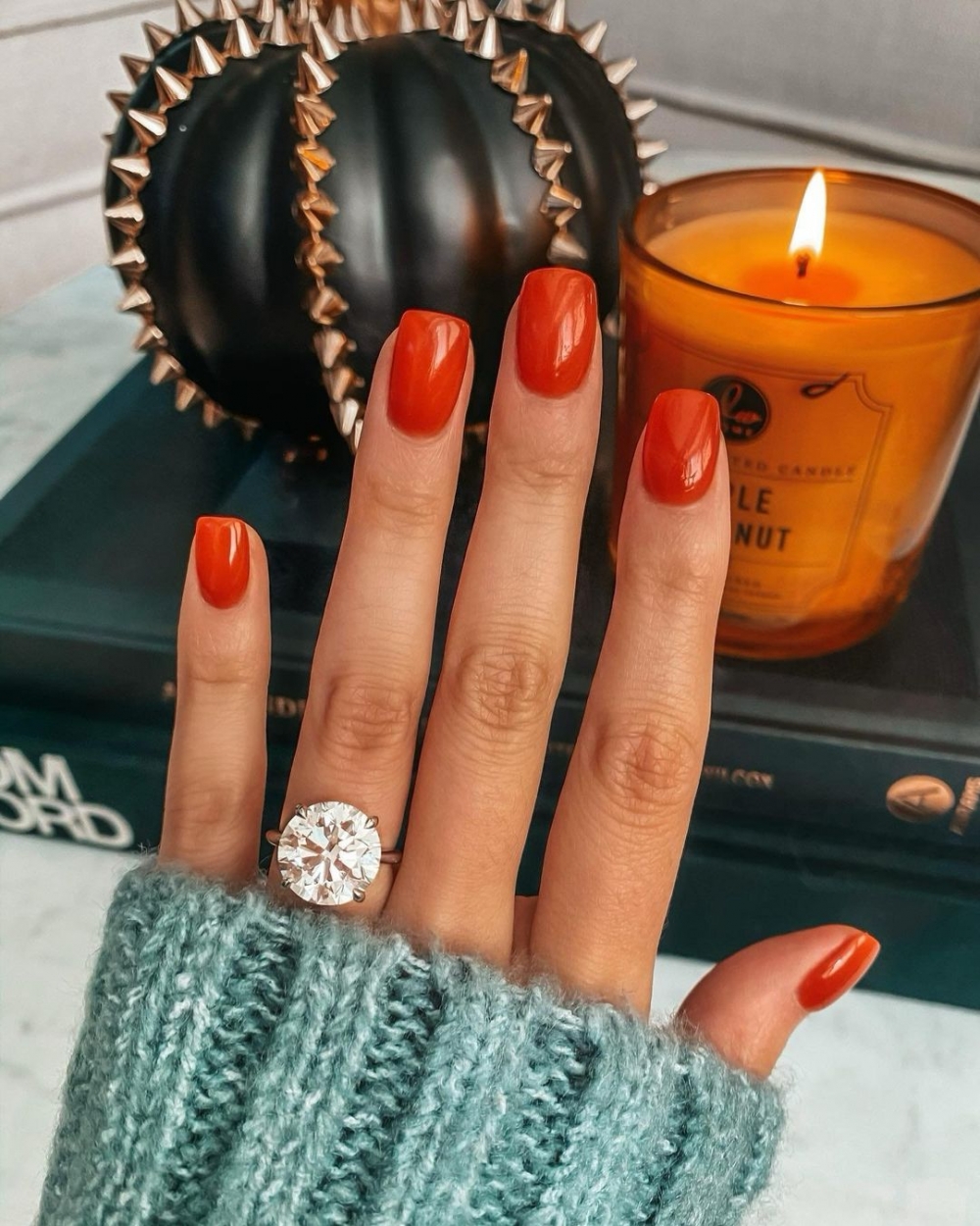 蕃茄紅美甲，有氣場之餘，不失溫柔感。