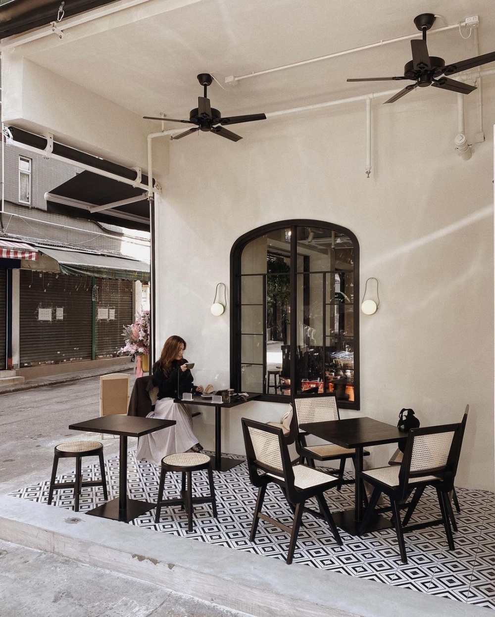 摩羅上街古董街轉角的LASSANA Coffee,從未見過的法式風情點亮這地方。