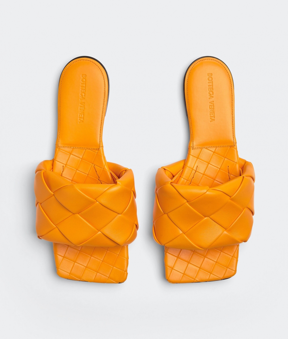 此款橘色的編織涼鞋,雙腳恣意亮眼閃爍的光芒。
