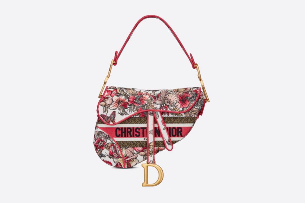 跳脫虎紋框架,這款Dior Saddle Bag換上桃粉色蝴蝶。