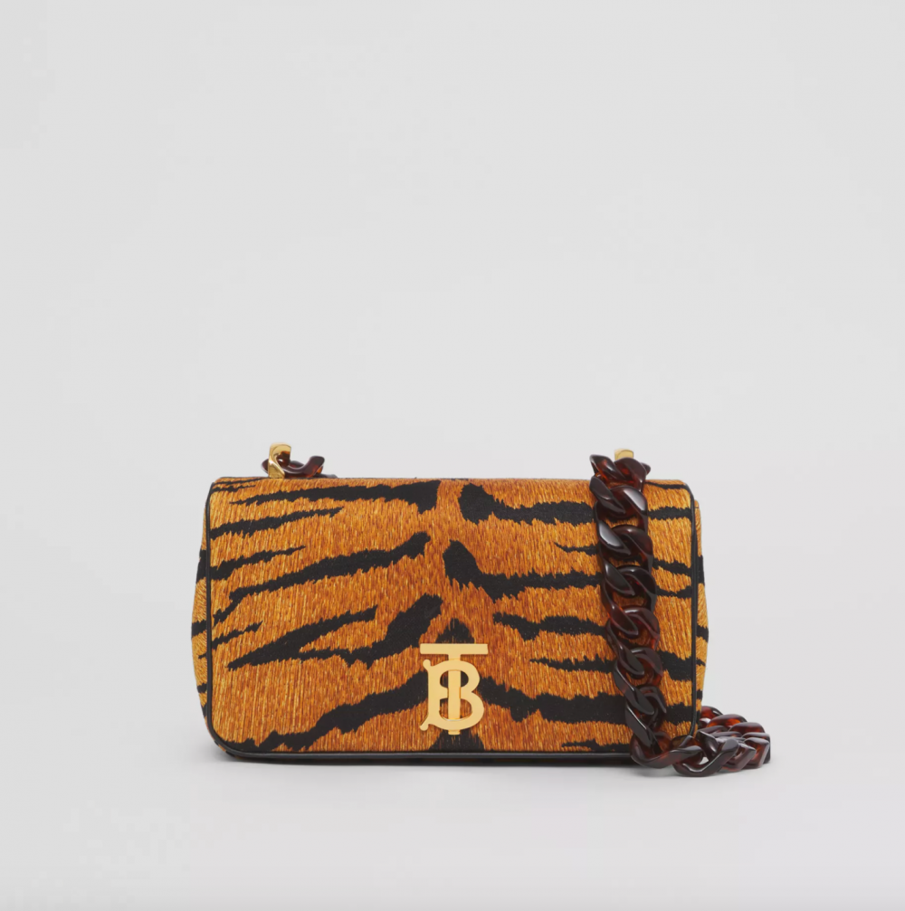 在Burberry中的這款Burberry Small Tiger Striped Cotton Lola Bag非常搶眼。