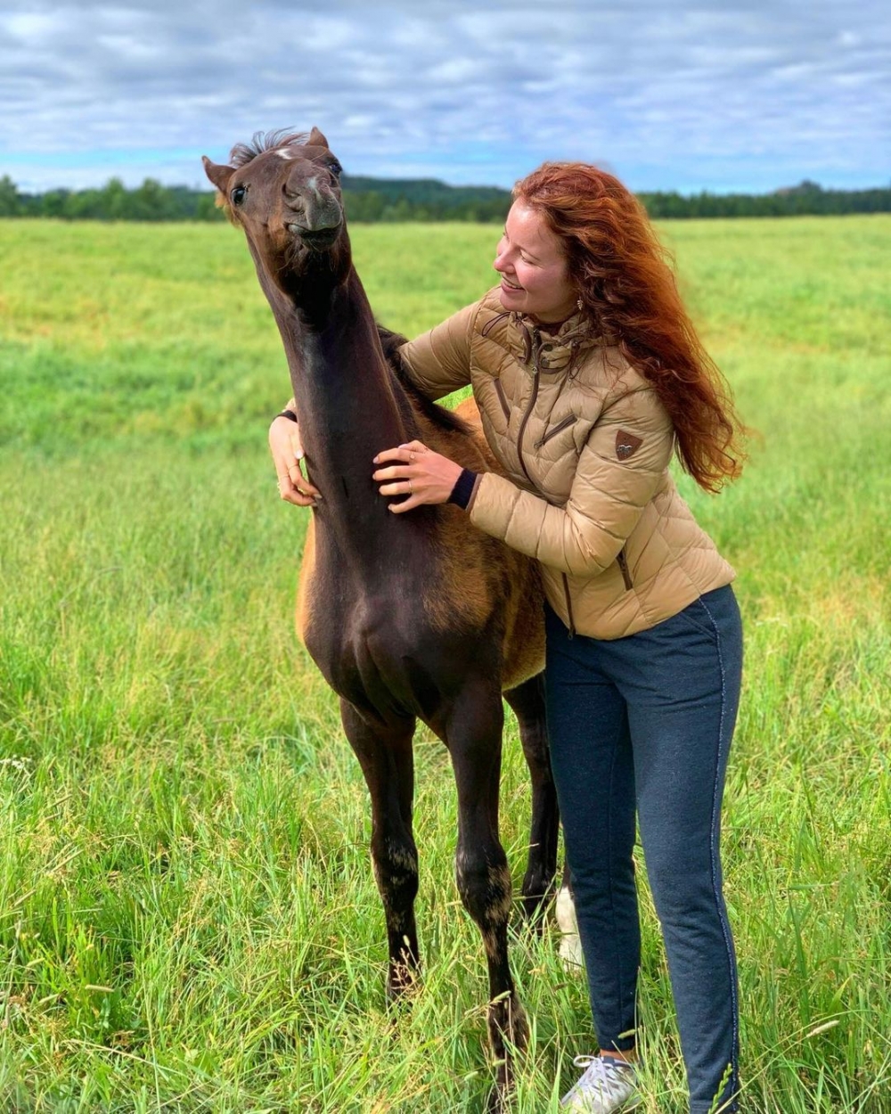 熱愛馬術運動的她，有許多與馬兒的運動。