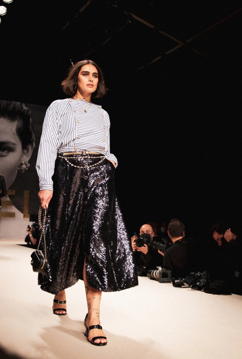 以CHANEL經典的絎縫菱格紋散發現代優雅餘韻。