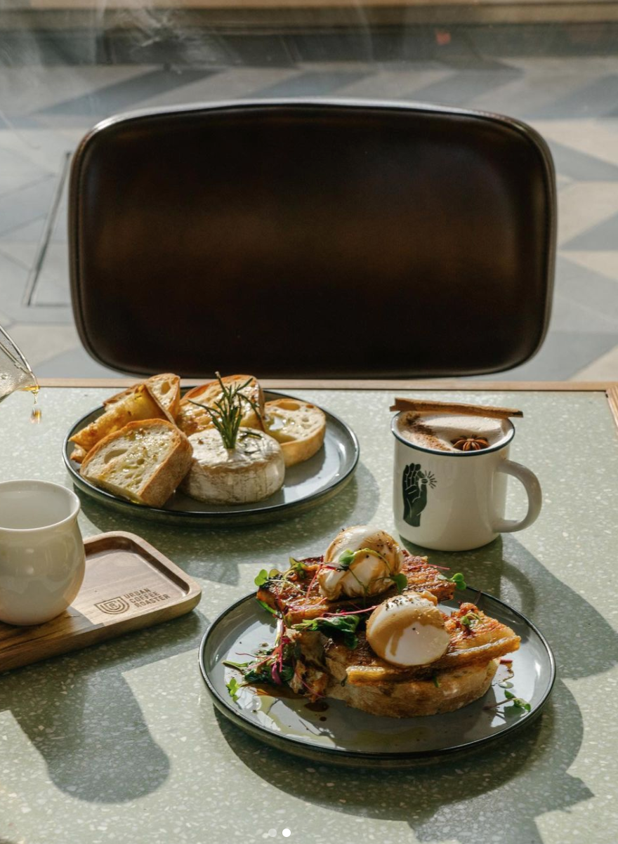 店內特別設計大面積的玻璃窗，讓你能享受陽光。