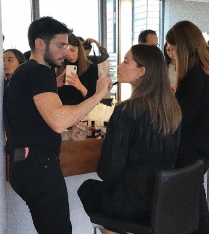 現代乾淨卻又美得吸引目光的妝容，令人留下了深刻印象。