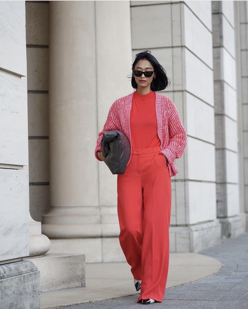 新年象徵的喜慶紅色,也能增添一絲貴氣在服裝造型。