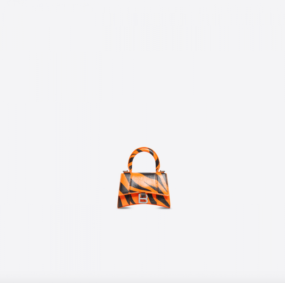 迷你手袋的尺寸,讓這款Balenciaga Year of THe Tiger Hourglass Mini Handbags with Chain Tiger Printed in Orange像是一個調皮虎。