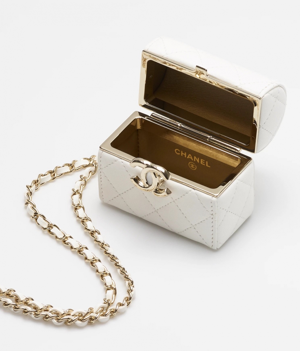 保有一貫的絎縫菱格紋設計，純白注入於一身。