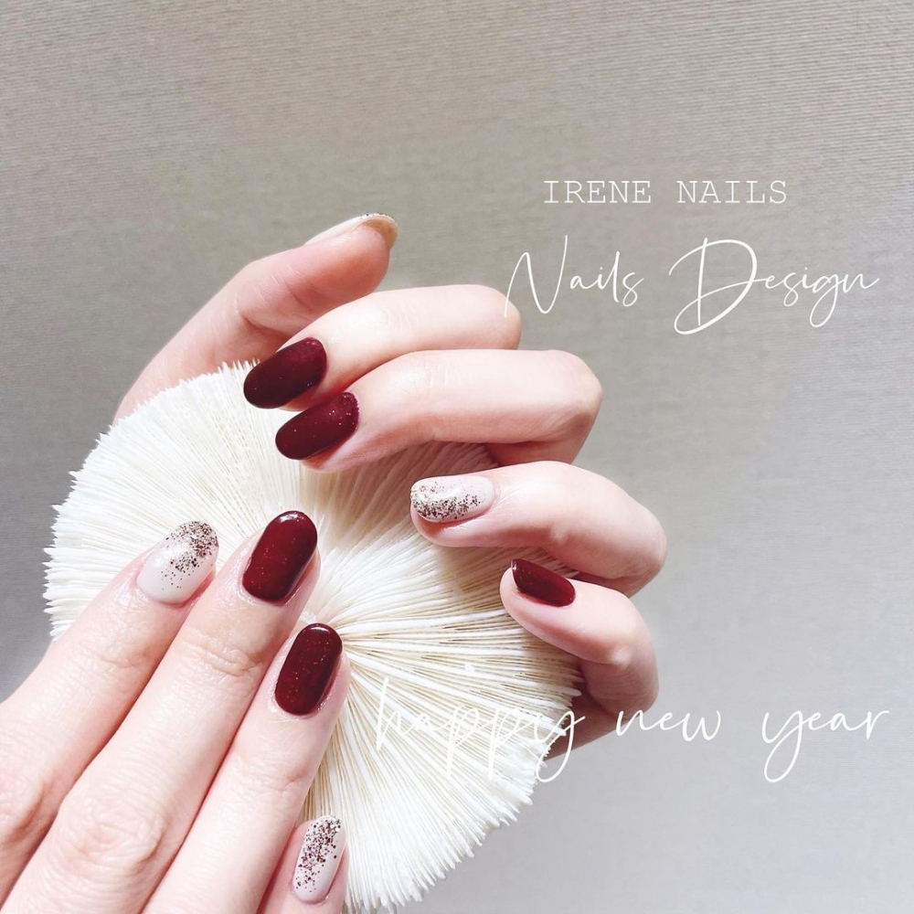 酒紅色配搭銀白閃粉，高貴優雅。
